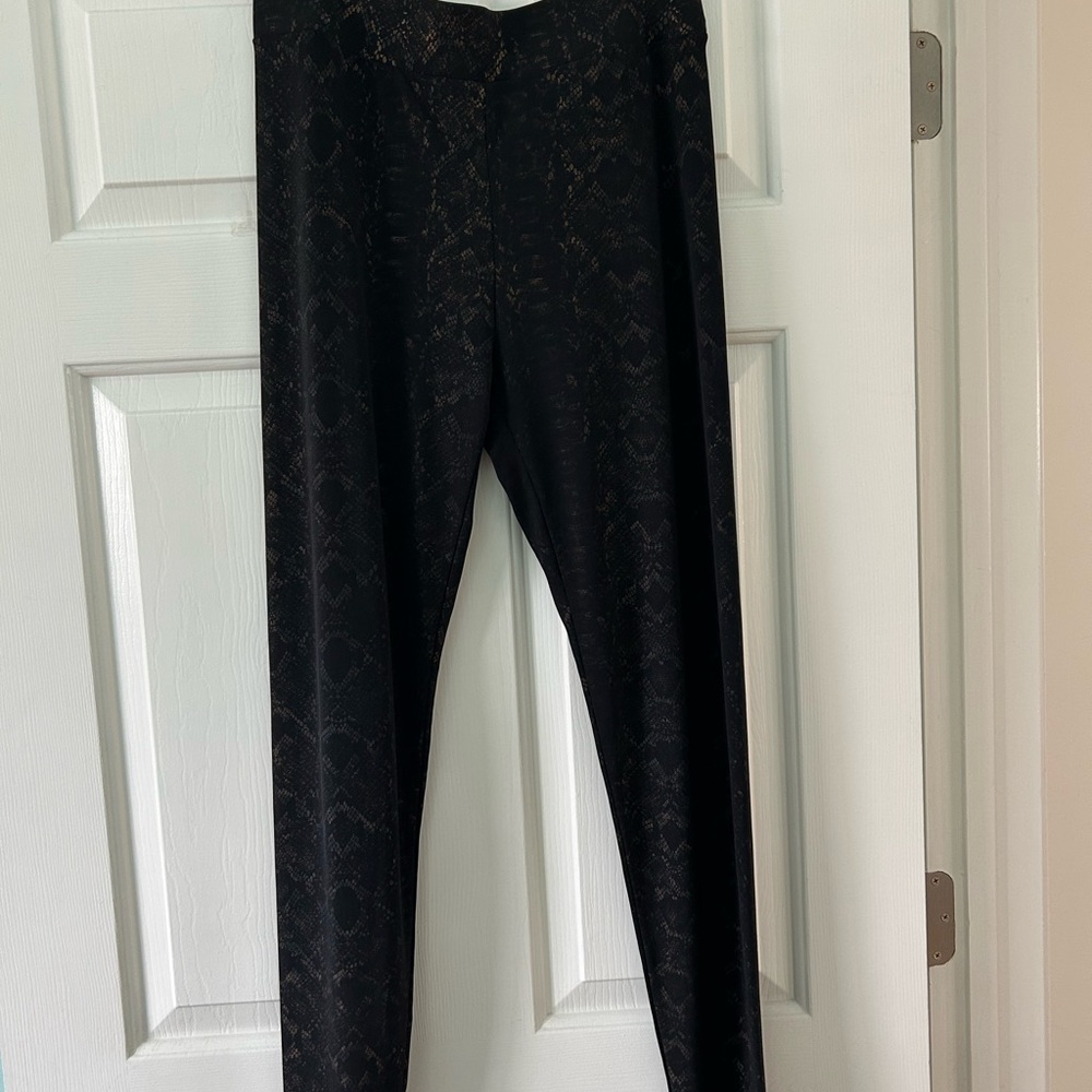 VERY unique INC International Concepts Black Snake-Print Skinny legging’s
